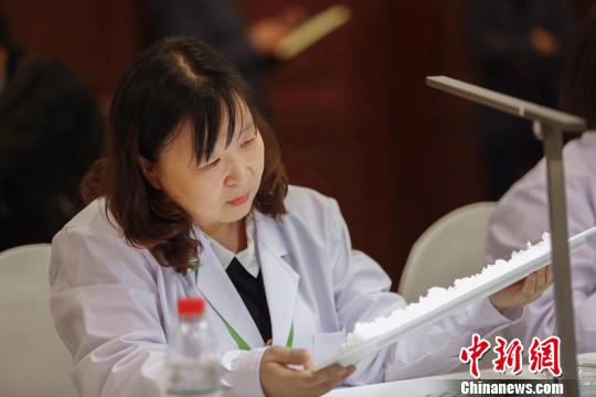 30名来自多个国家的稻米专家组成稻米品评品鉴评审委员会 吕品 摄 30名来自多个国家的稻米专家组成稻米品评品鉴评审委员会 吕品 摄